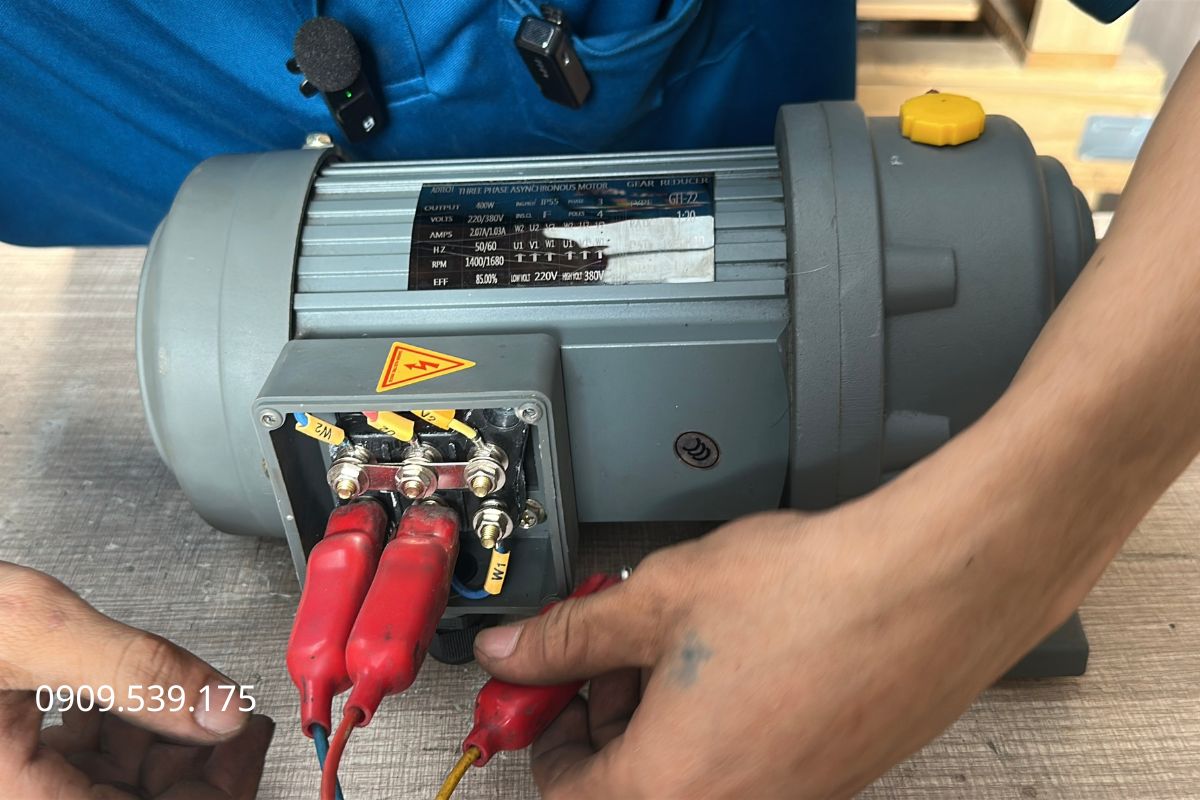 Motor giảm tốc đảo chiều được dùng cho băng tải, máy nâng hạ, máy cuộn và máy khuấy