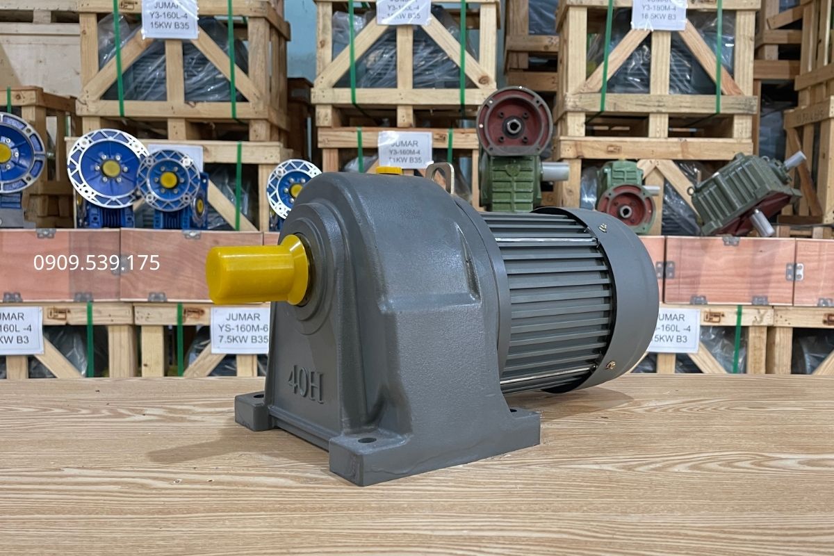 Motor truyền chuyển động qua hộp giảm tốc để giảm tốc và tăng lực kéo