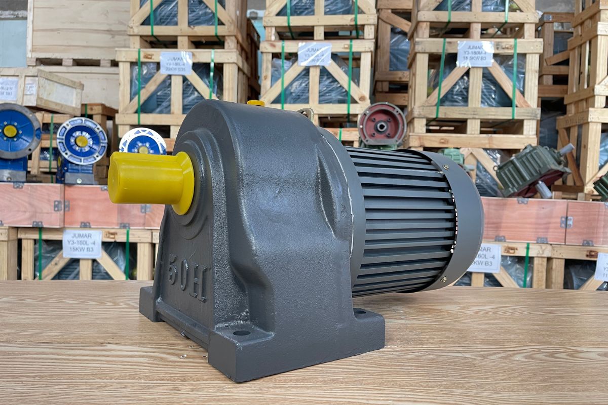 Các dòng motor giảm tốc chân đế được phân loại theo công suất, nguồn điện, kết cấu và khả