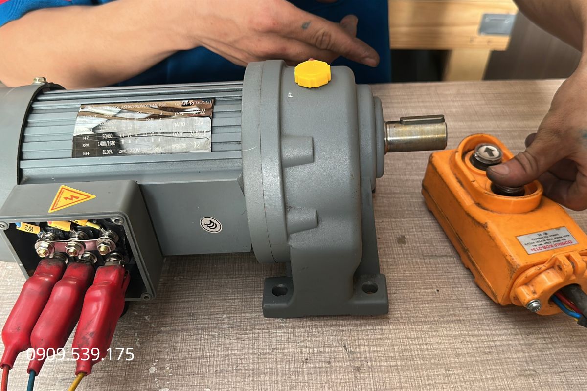 Motor đổi chiều quay, sau đó truyền lực qua hộp giảm tốc đến trục ra với tốc độ thấp hơn