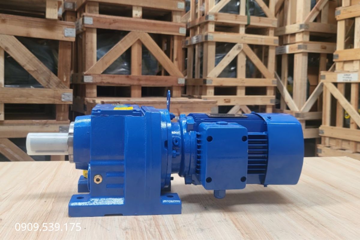 Motor giảm tốc R chân đế sử dụng bánh răng nghiêng, đáp ứng các hệ thống truyền động tải nặng
