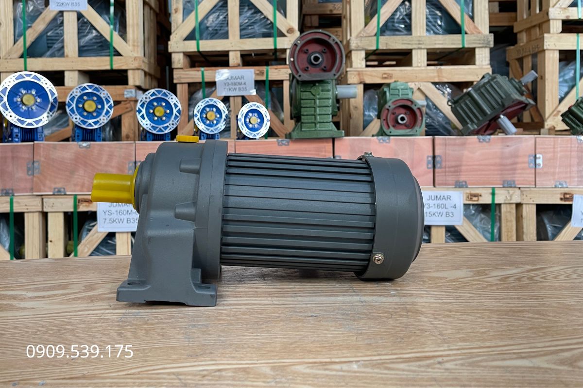 Quy trình lắp đặt motor giảm tốc chân đế gồm kiểm tra vị trí, căn chỉnh trục, kiểm tra dầu.