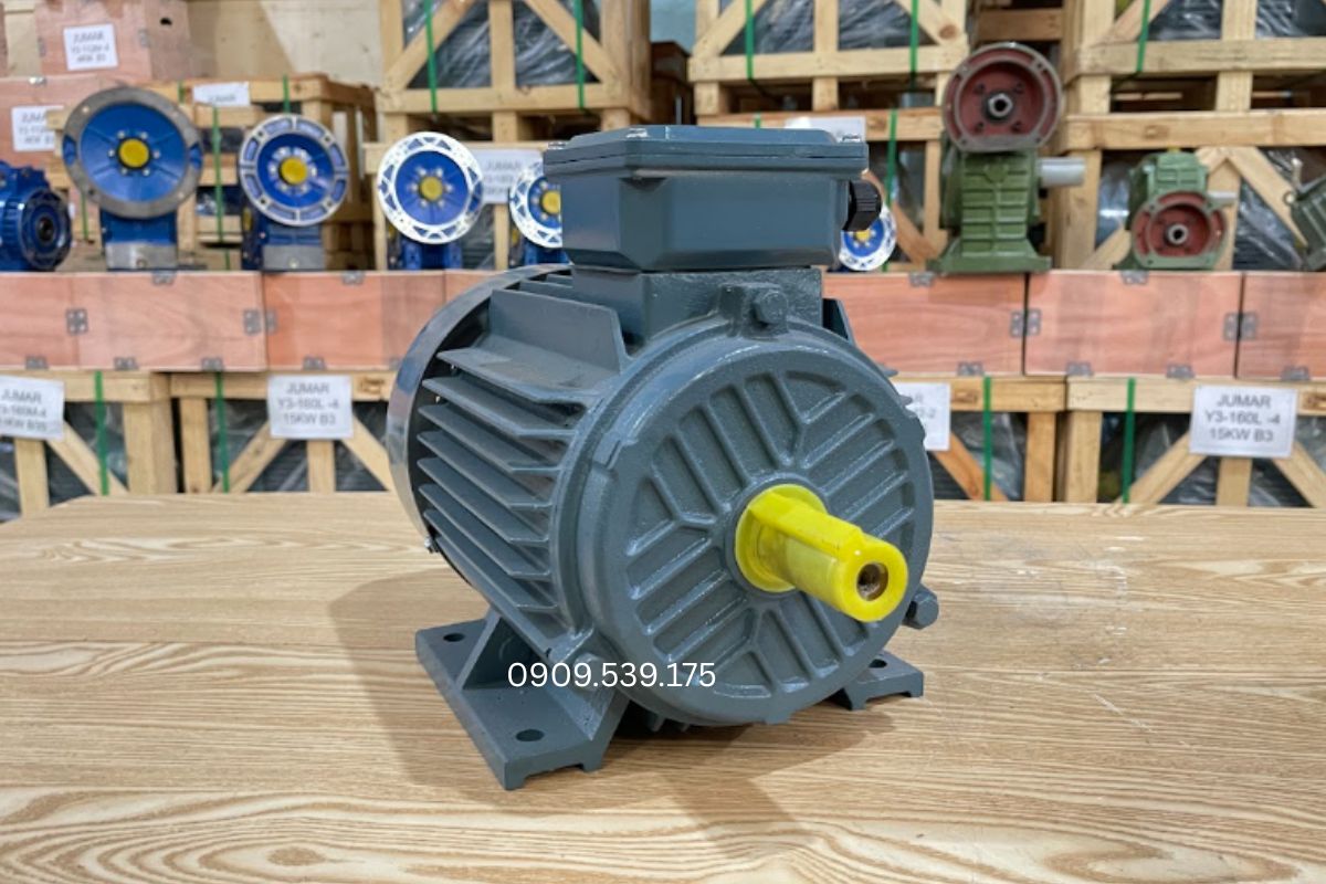 Căn chỉnh trục, kiểm tra bulông, đo cách điện và bôi trơn ổ bi đúng định kỳ giúp motor vận hành ổn định