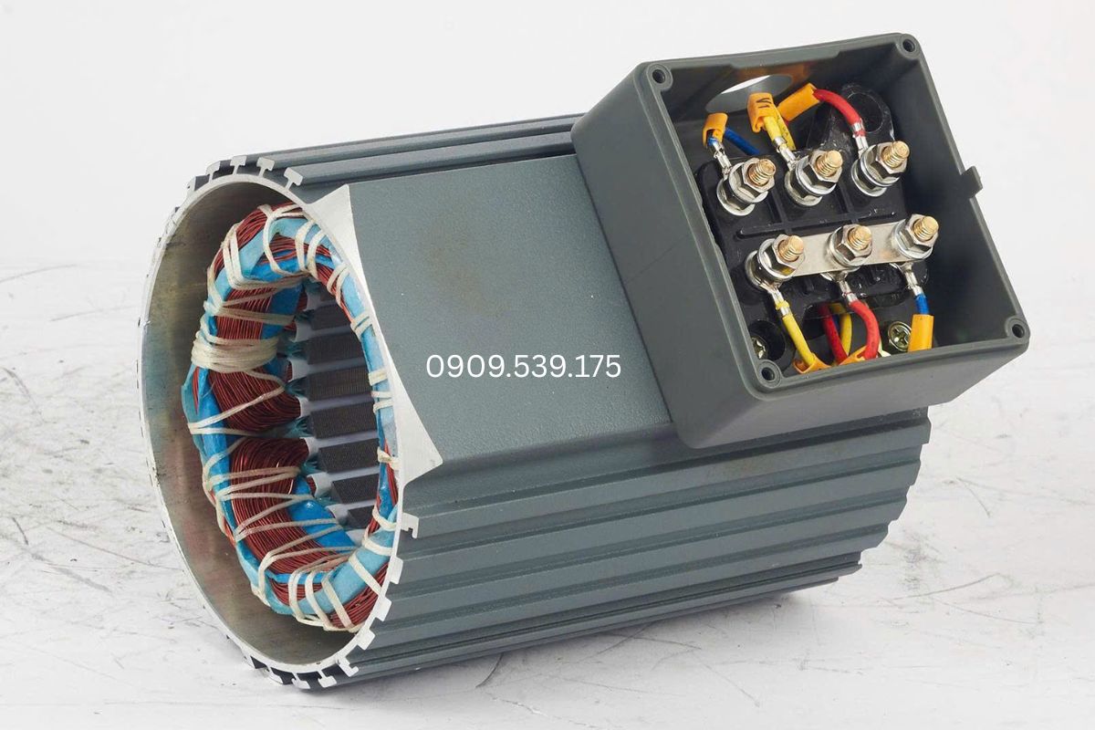 Motor giảm tốc mặt bích gồm động cơ điện, hộp giảm tốc và mặt bích kết nối trực tiếp với thiết bị