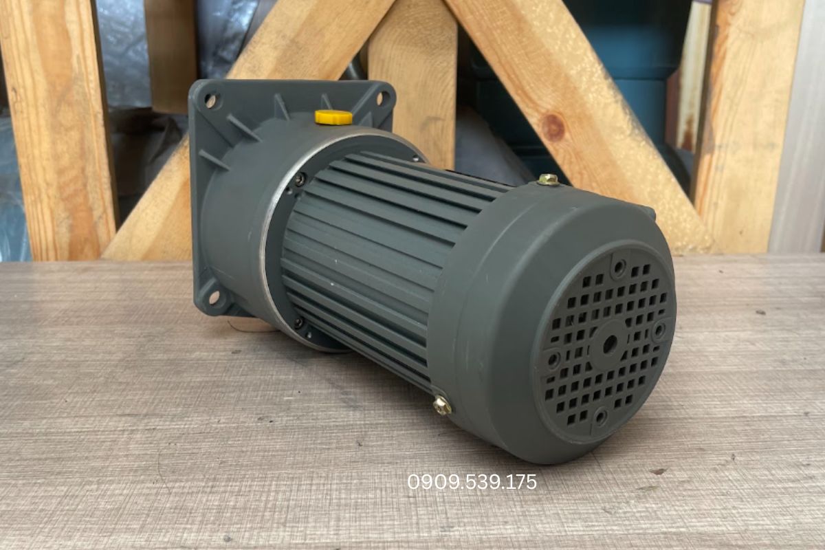 Motor giảm tốc mặt bích được sử dụng cho băng tải, máy khuấy, xử lý nước thải và nhiều thiết bị cơ khí