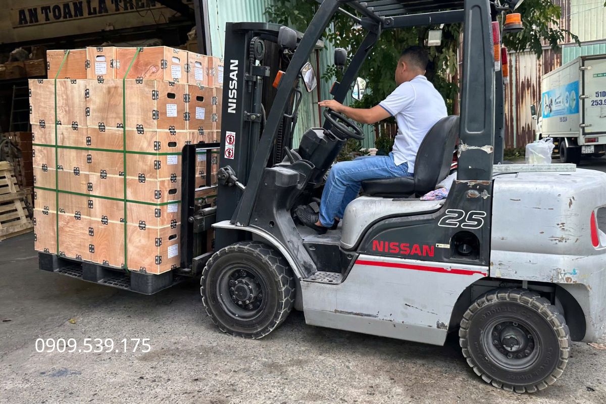 Xe nâng đang chuyển giảm tốc vô kho Thành Thái Motor